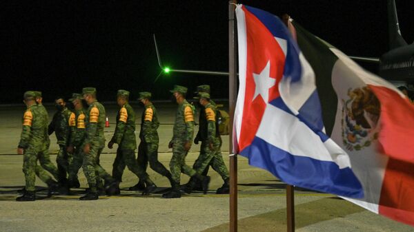 Мексиканские военные в аэропорту имени Хуана Гуальберто Гомеса в провинции Матансас, Куба
