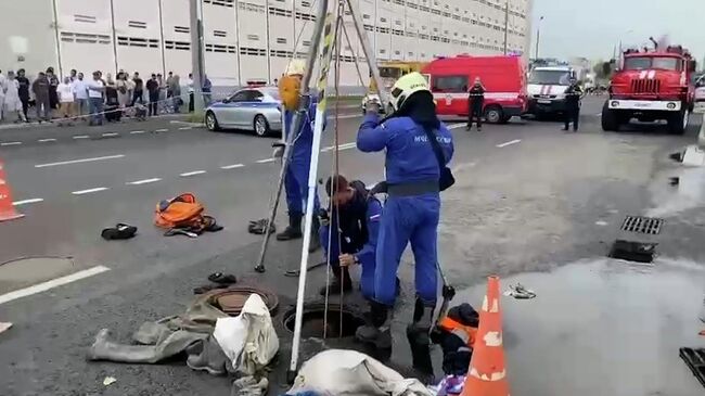 Спасательные работы на юго-востоке Москвы, где рабочих смыло в ливневый колодец