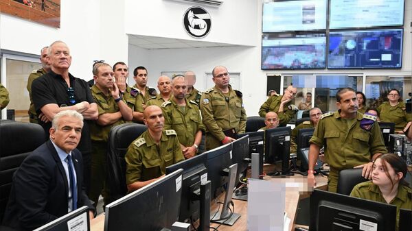 Премьер-министр Израиля Яир Лапид во время посещения штаба командования Южного округа