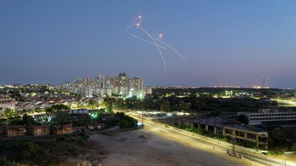 Израильский противоракетный комплекс Железный купол ведет перехват ракет