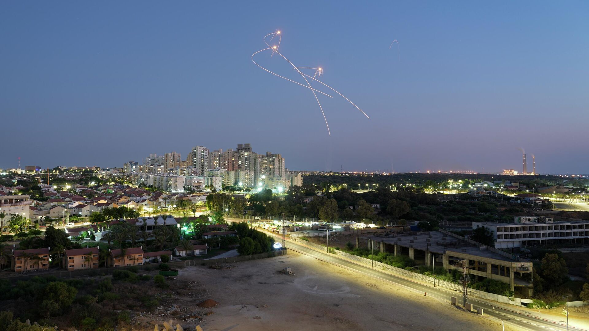 Израильский противоракетный комплекс Железный купол ведет перехват ракет, выпущенных из сектора Газа - РИА Новости, 1920, 07.08.2022