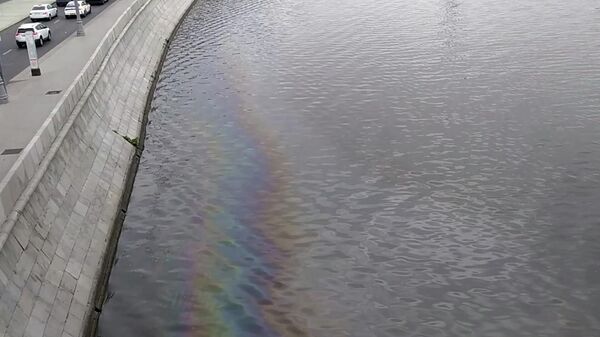 Нефтяное пятно площадью около 4,5 тысяч квадратных метров появилось на Москва-реке. Кадры инцидента