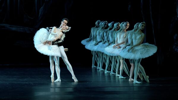 Сцена из балета Лебединое озеро 