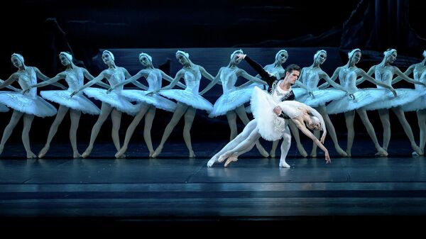 Сцена из балета Лебединое озеро 