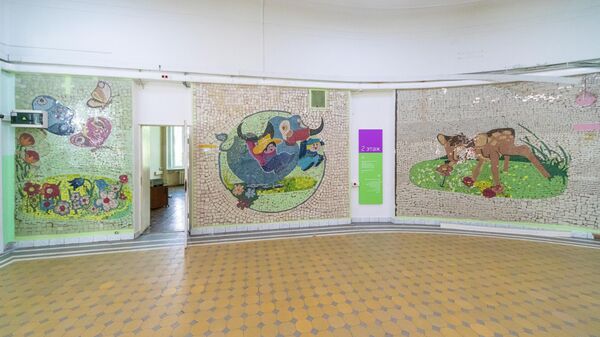 Мозаичное панно 1980-х годов в детской поликлинике № 38 в Москве