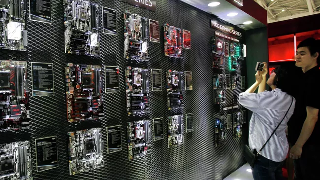 Посетители на выставке Computex Taipei во Всемирном торговом центре в Тайбэе, Тайвань