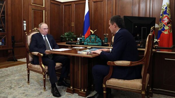 Президент РФ Владимир Путин и губернатор Белгородской области Вячеслав Гладков во время встречи. 8 августа 2022