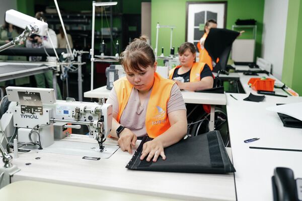 В швейной мастерской изготавливают все детали из ткани для колясок В швейной мастерской изготавливают все детали из ткани для колясок