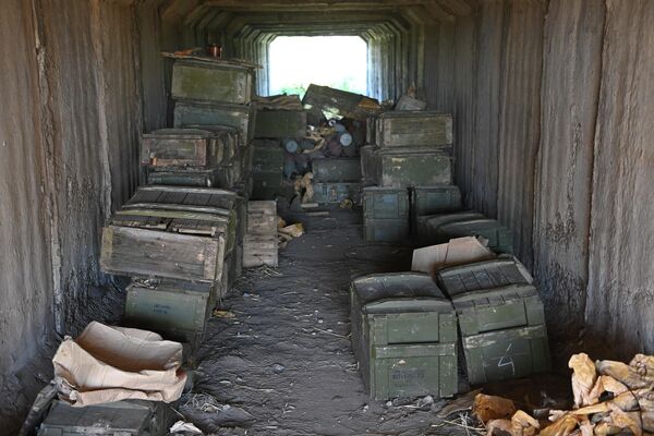 Боеприпасы и ящики с тротилом, заложенные украинскими военными для подрыва моста на дороге в Мариуполь в районе поселка Коминтерново