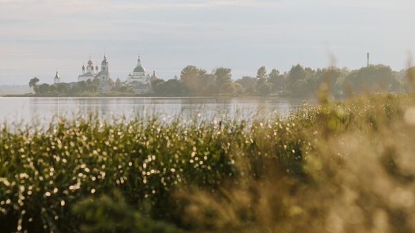 Спасо-Яковлевский монастырь со стороны озера Неро в Ростове Великом