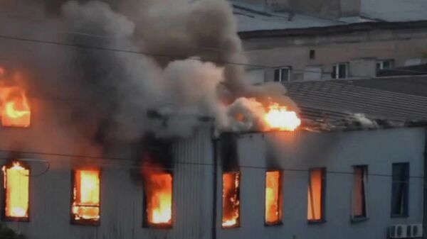 Языки пламени и столб дыма: здание мебельной фабрики Донецка после попадания снаряда ВСУ