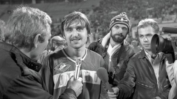 Игрок футбольной команды Спартак (Москва) Федор Черенков (2-й слева) отвечает на вопросы корреспондентов после матча.