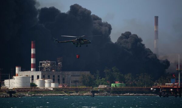 Вертолет в порту кубинской провинции Матансас, где загорелся резервуар с нефтью