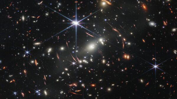 Скопление галактик  SMACS 0723 - один из первых снимков, сделанных телескопом Джеймс Уэбб