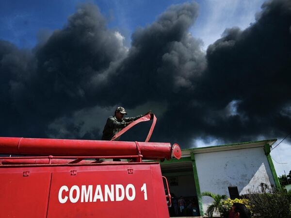 Пожарные на нефтехранилище в провинции Матансас, Куба