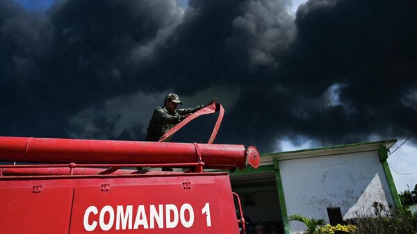 Пожарные на нефтехранилище в провинции Матансас, Куба