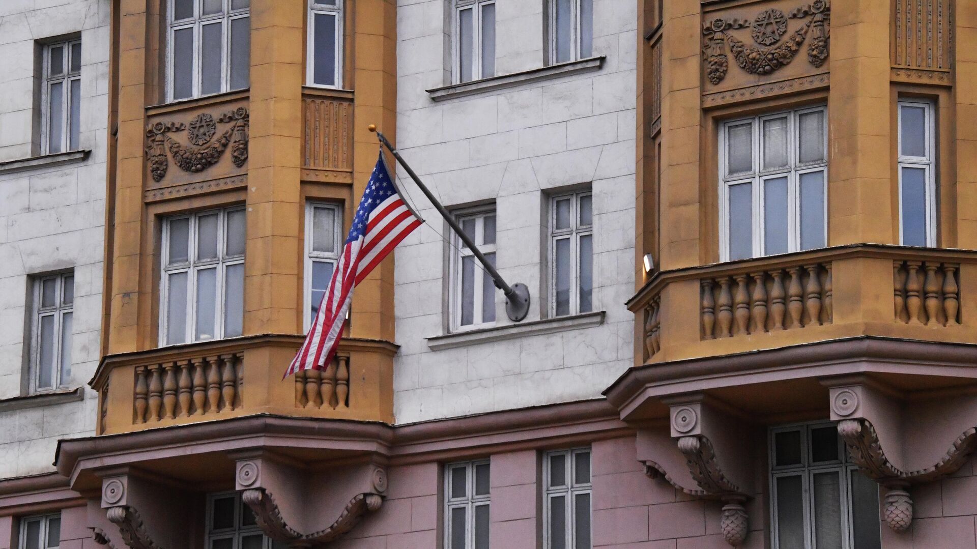 Флаг на здании посольства США в Москве - РИА Новости, 1920, 28.09.2022