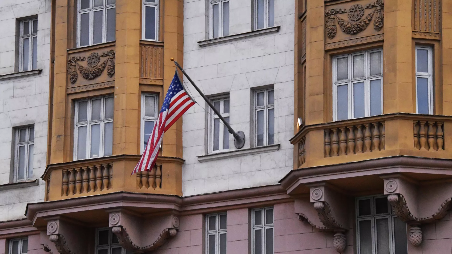 Флаг на здании посольства США в Москве - РИА Новости, 1920, 15.09.2022