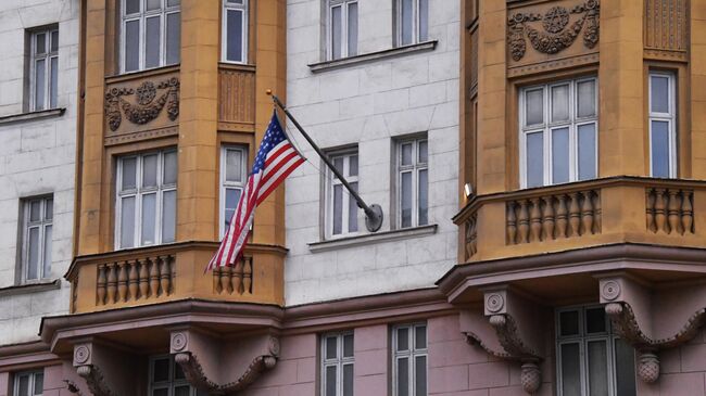 Флаг на здании посольства США в Москве