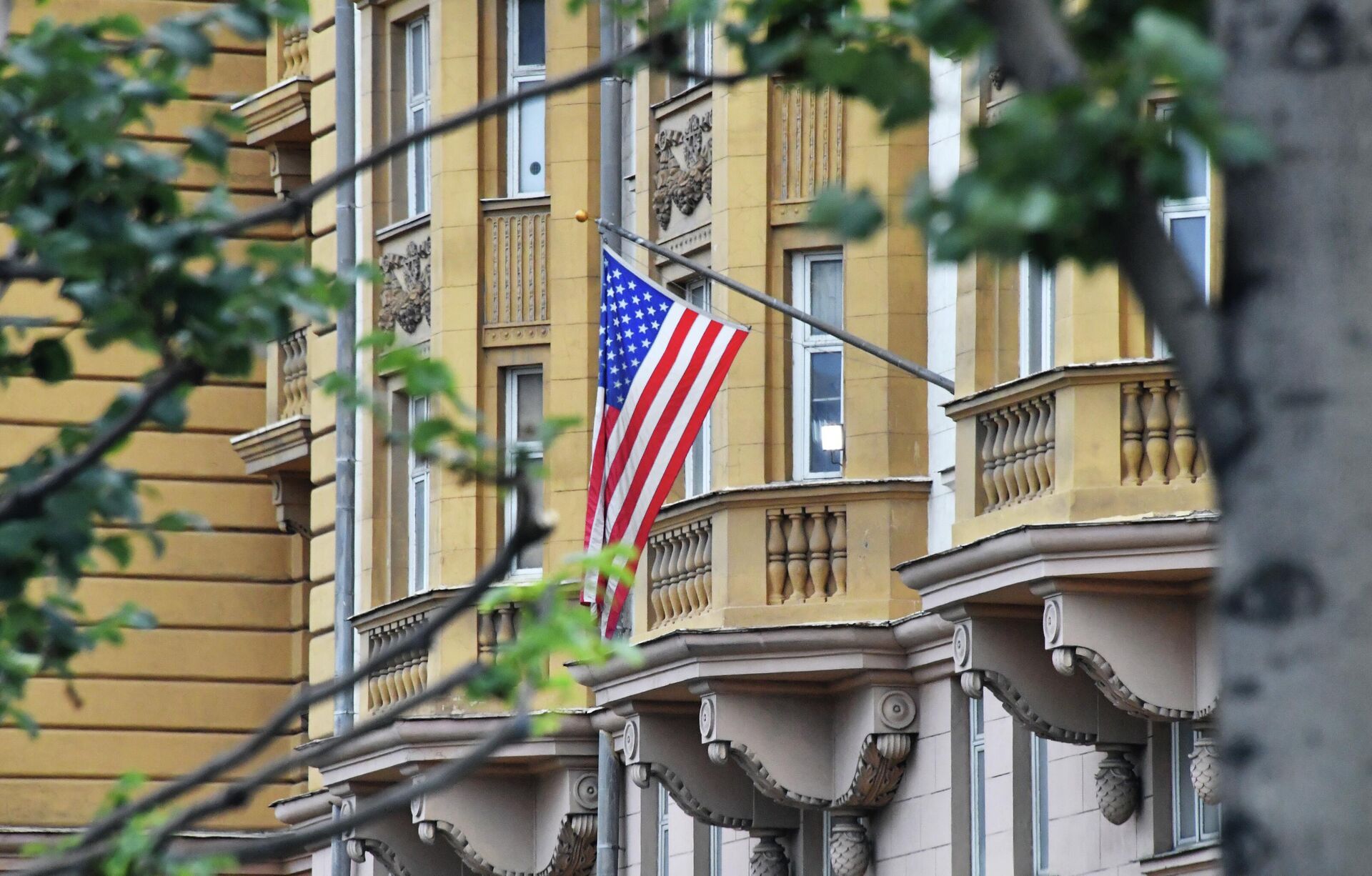 Флаг на здании посольства США в Москве - РИА Новости, 1920, 03.02.2023