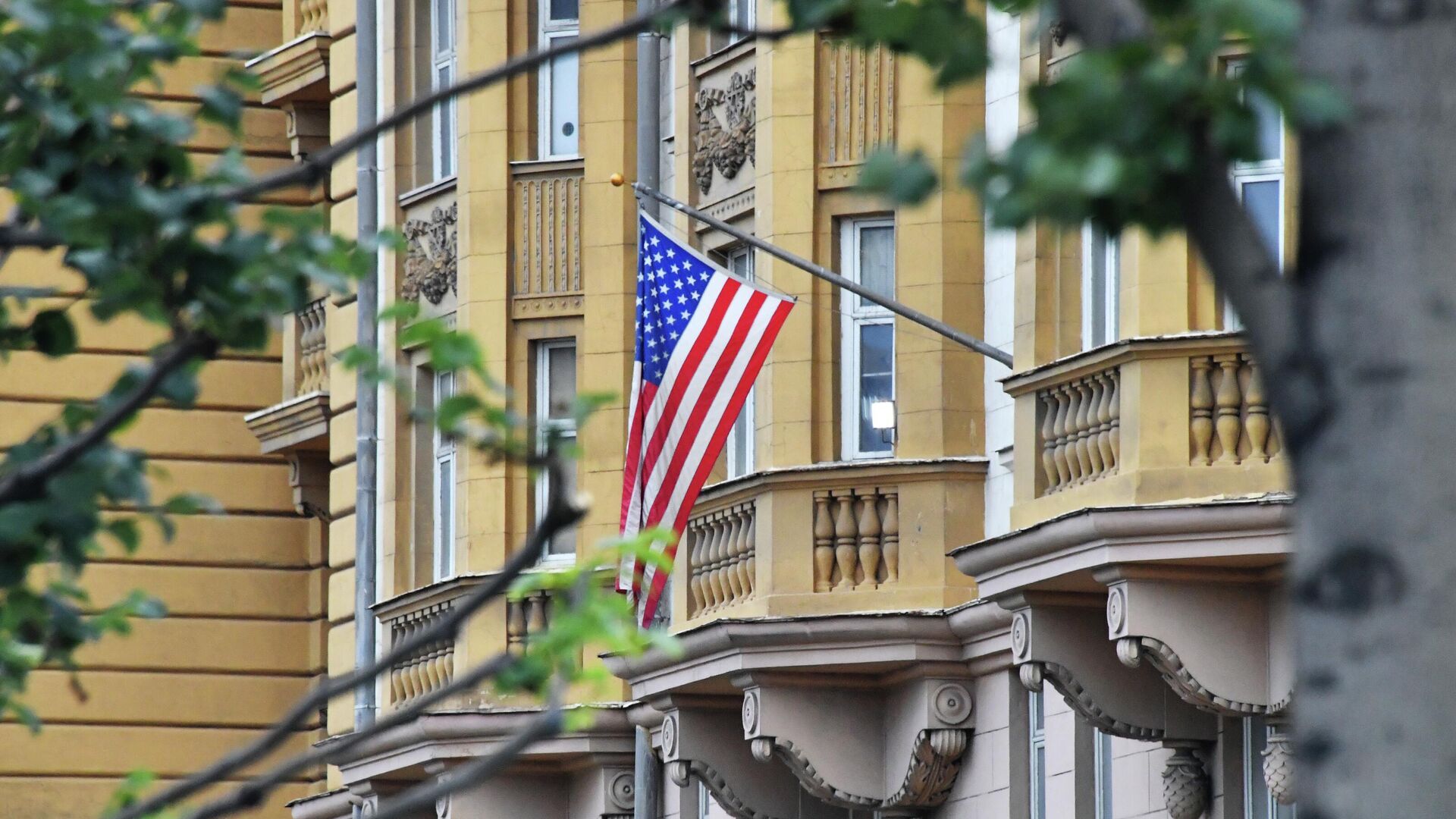 Флаг на здании посольства США в Москве - РИА Новости, 1920, 16.09.2022
