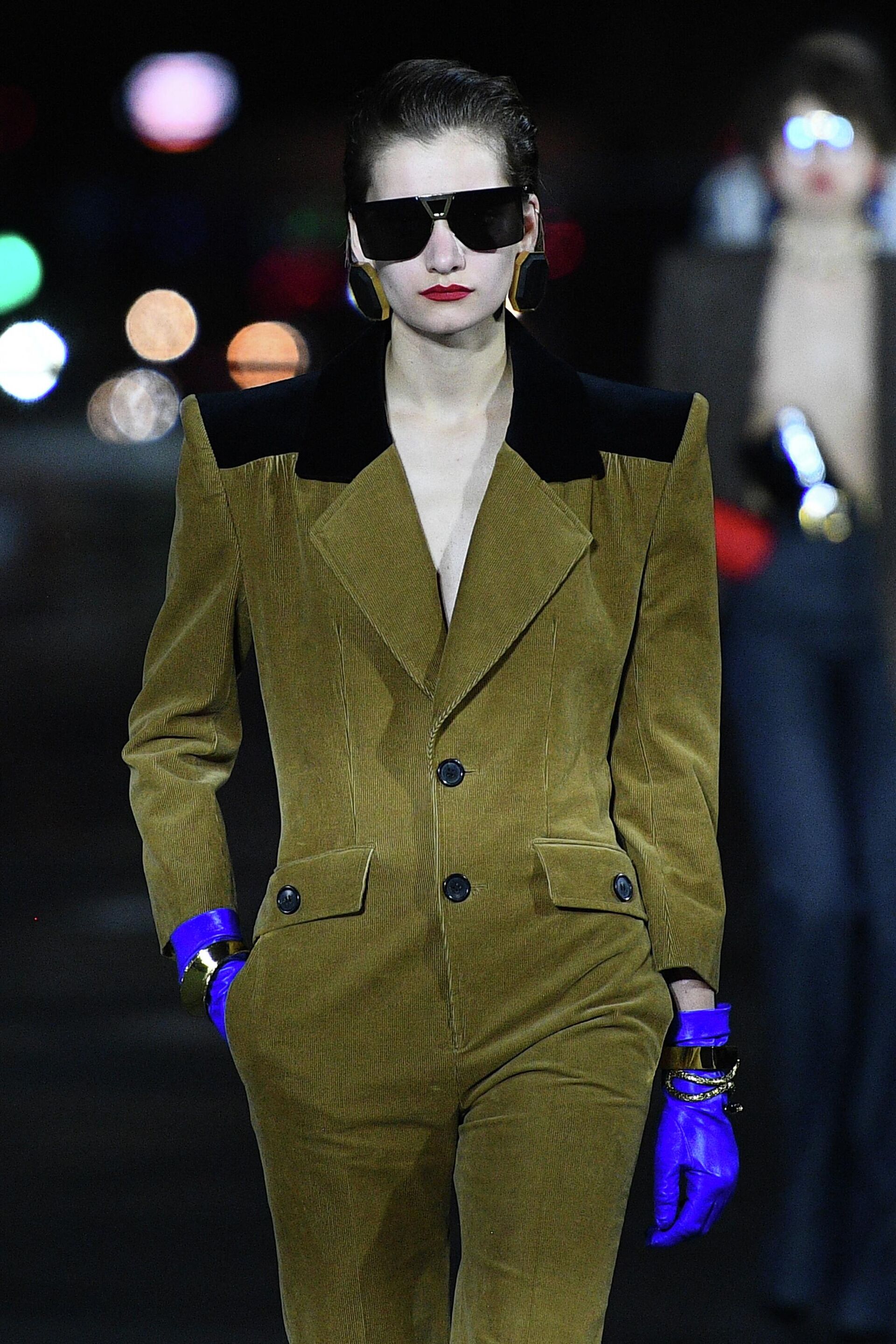 Модель на презентации коллекции Saint-Laurent на показе Весна/Лето-2022 в Париже  - РИА Новости, 1920, 22.12.2025