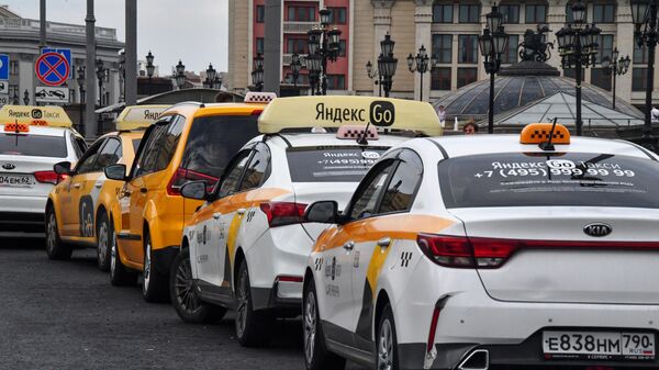 Машины такси на улице Москвы