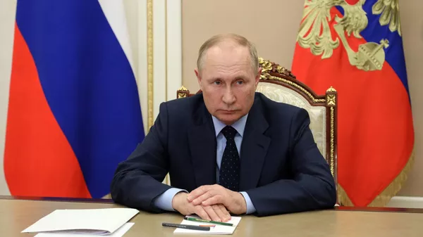  Президент РФ Владимир Путин во время встречи в режиме видеоконференции с временно исполняющим обязанности губернатора Кировской области Александром Соколовым