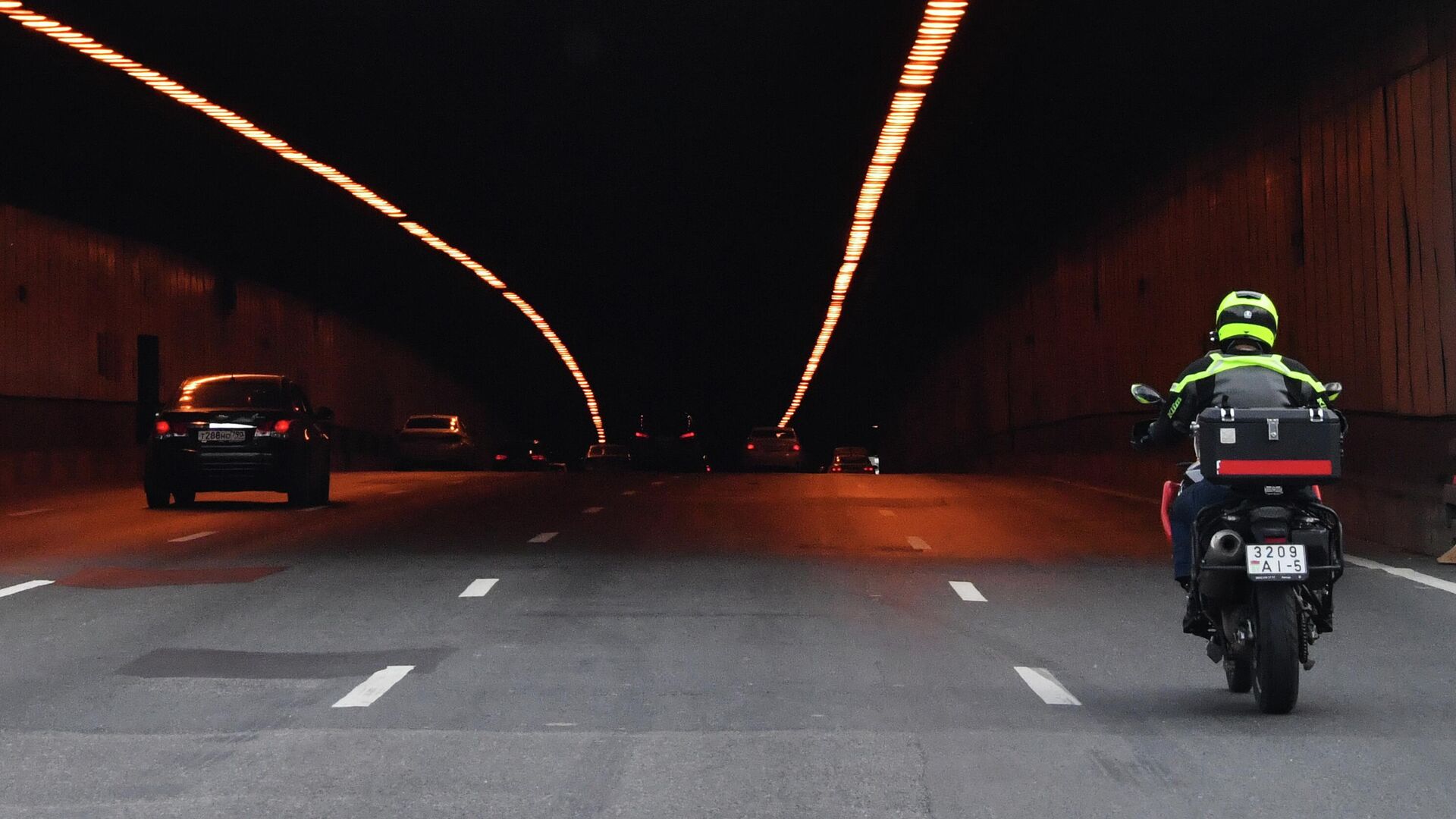 Мотоциклист на дороге - РИА Новости, 1920, 26.11.2025