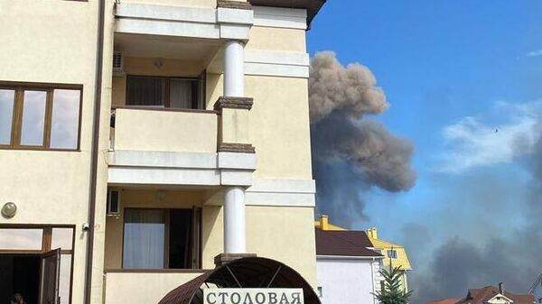 Дым от взрыва в крымском поселке Новофедоровка