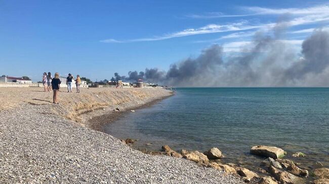 Дым от взрыва в крымском поселке Новофедоровка