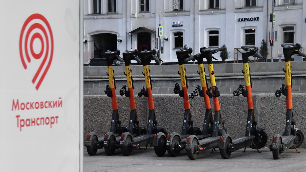 © РИА Новости / Наталья СеливерстоваПерейти в медиабанк<br>Станция проката электросамокатов Whoosh в Москве. Архивное фото