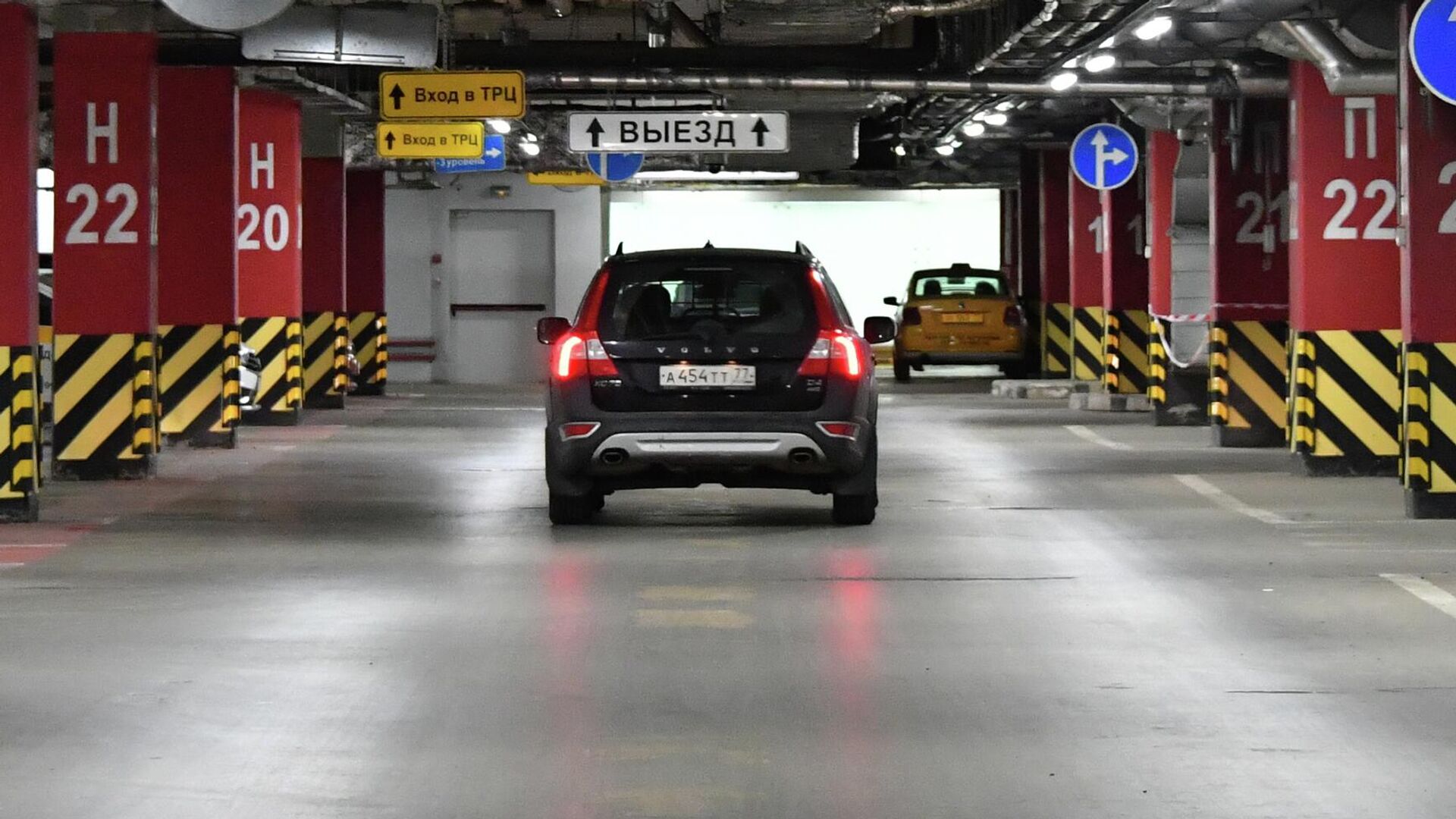 Машина в помещении подземного паркинга - РИА Новости, 1920, 17.11.2025