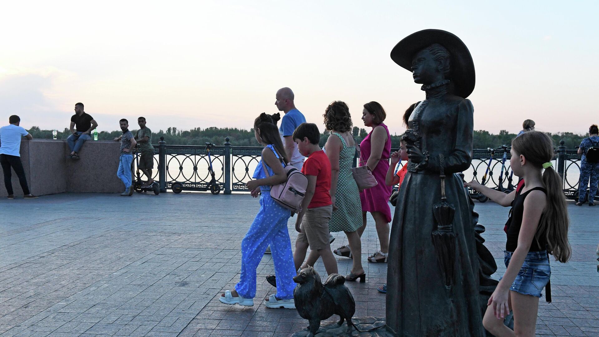 Туристы у памятника Дама с собачкой на Петровской набережной в Астрахани - РИА Новости, 1920, 15.09.2022