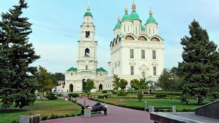 Вид на Кафедральный собор Успения Пресвятой Богородицы и Пречистенскую колокольню историко-архитектурного комплекса Астраханский кремль