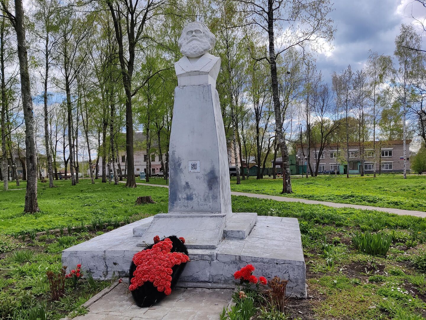 Памятник Карлу Марксу в центре Тутаева