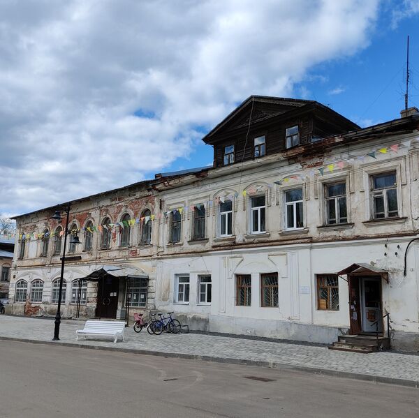 Тутаев, здание на главной площади города