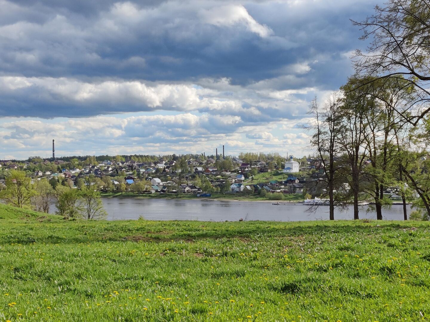 Вид на Волгу от Крестовоздвиженского собора в Тутаеве