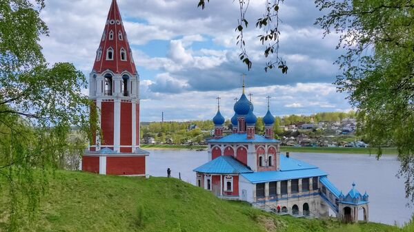 Вид на Казанскую Преображенскую церковь на берегу Волги в Тутаеве