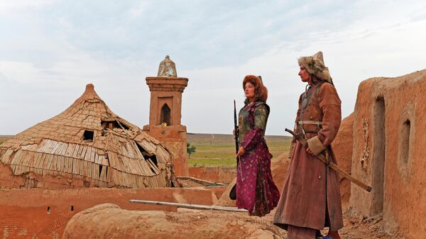 Туристы в национальных монгольских костюмах на территории культурно-исторического центра Сарай-Бату в Харабалинском районе Астраханской области