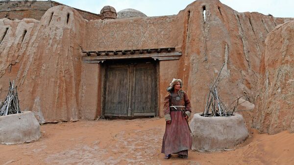 Сотрудник культурно-исторического центра Сарай-Бату в национальном монгольском костюме