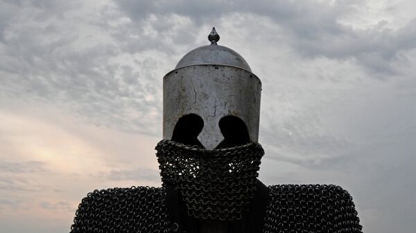 Кольчуга и шлем, изготовленная современным мастером в культурно-исторический центр Сарай-Бату в Харабалинском районе Астраханской области