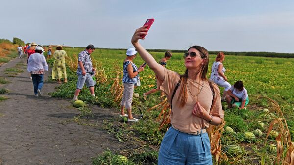 Туристы на полях селекционно-семеноводческого предприятия Мастер семя в Камызякском районе Астраханской области