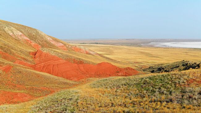 Вид на гору Большое Богдо и соленое озеро Баскунчак