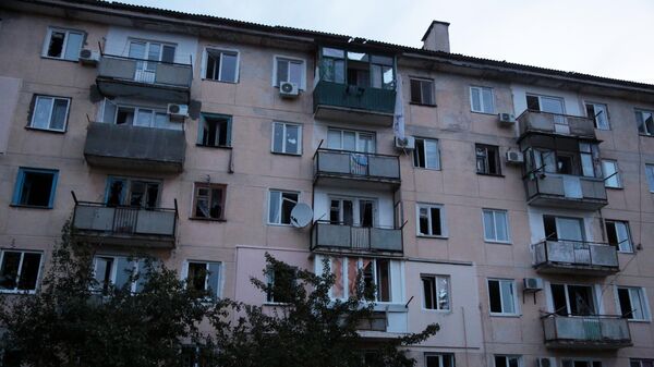 Выбитые взрывной волной стекла в окнах жилого дома в поселке Новофедоровка