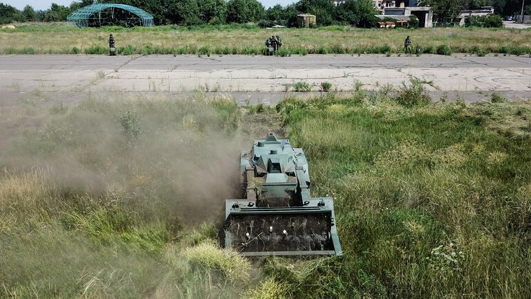 Один из роботов-саперов Уран-6 на территории аэропорта Мариуполя