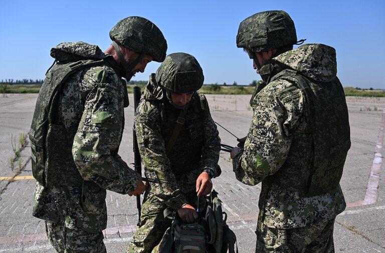 Военнослужащие на территории аэропорта Мариуполя