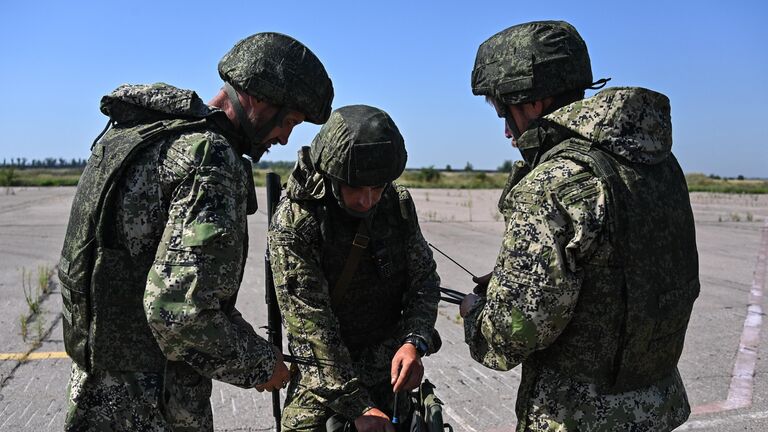 Военнослужащие на территории аэропорта Мариуполя