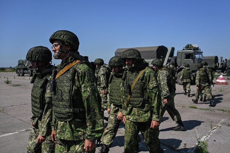 Военнослужащие на территории аэропорта Мариуполя