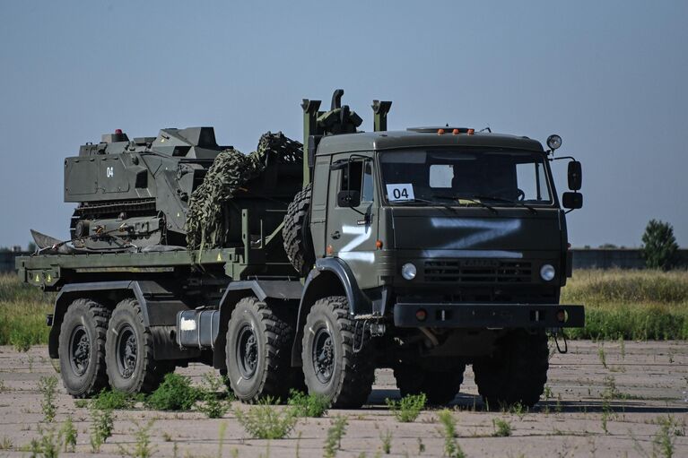 Военная техника с роботом-сапером Уран-6 на территории аэропорта Мариуполя